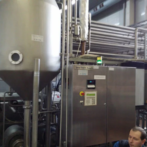 Sala de mezcla para la preparación de jugos y nectares de puré y concentrado antes de llenar, hacer Alfa Laval, incluyendo lavado CIP — 1999 — Foto 6