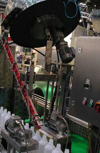 Machine closure MU 3 with a capacity of up to 10,000 bottles / hour — Photo 24